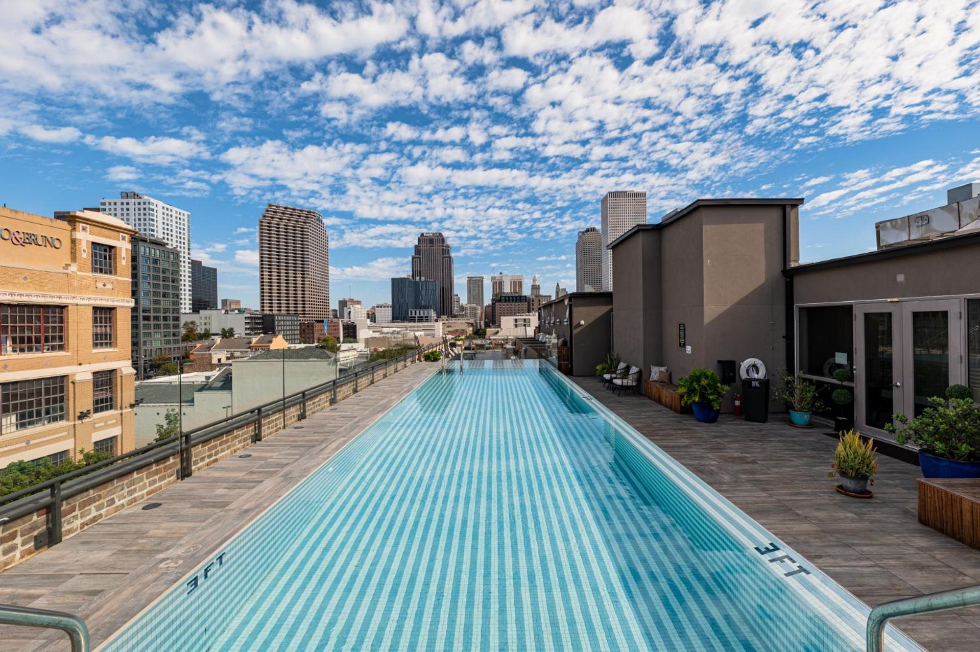Hotel Downtown 4bd4ba With 2 Queen Sleeper Sofas Connecting Unit Perfect For Groups